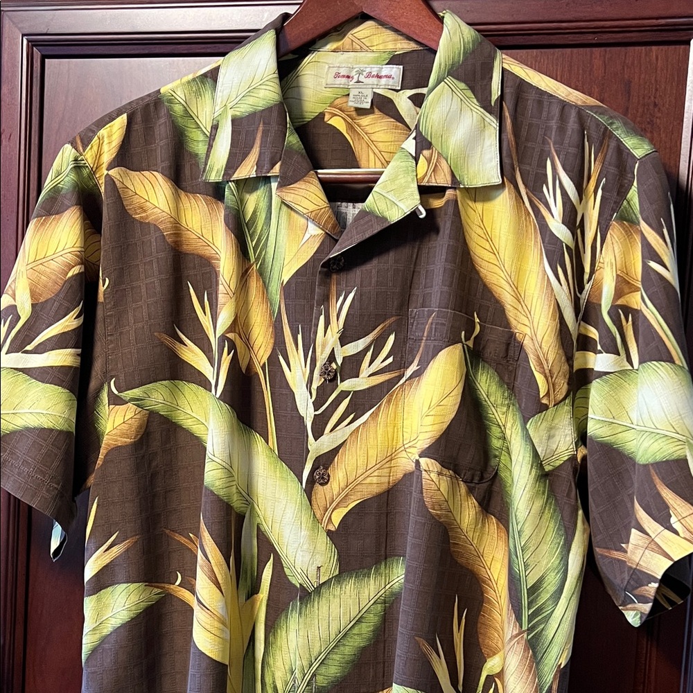 Like New Tommy Bahama Hawaiian Green & Gold Big Leaf Print 100% Silk Shirt!